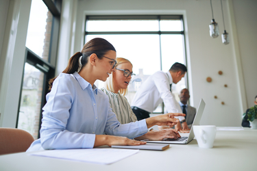 Фото людей в офисе